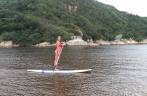 A Ana pratica standup paddle na lagoa da Guarda do Embaú, litoral sul de Santa Catarina